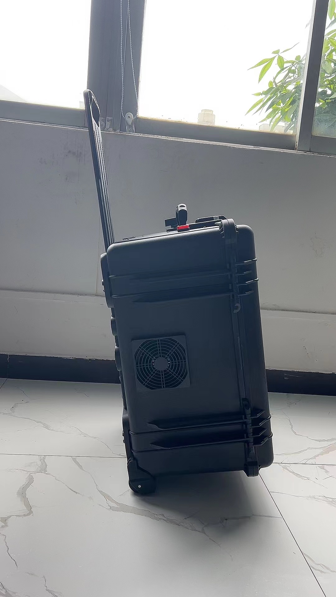 秀山手拉箱型移动通信干扰器